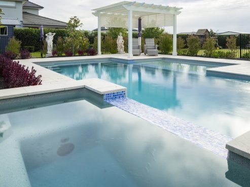 Intelligent swimming pool with spa attached