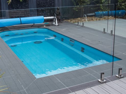 Plunge pool with a cover and tiling