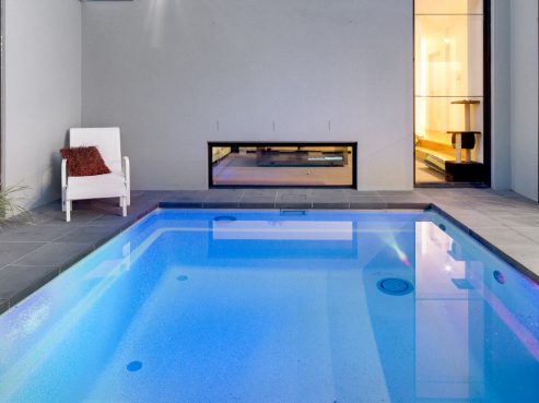 Self-cleaning plunge pool for smaller backyard